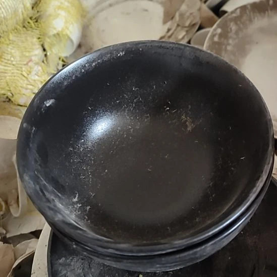 瓷发两个，黑碗，口径17.5