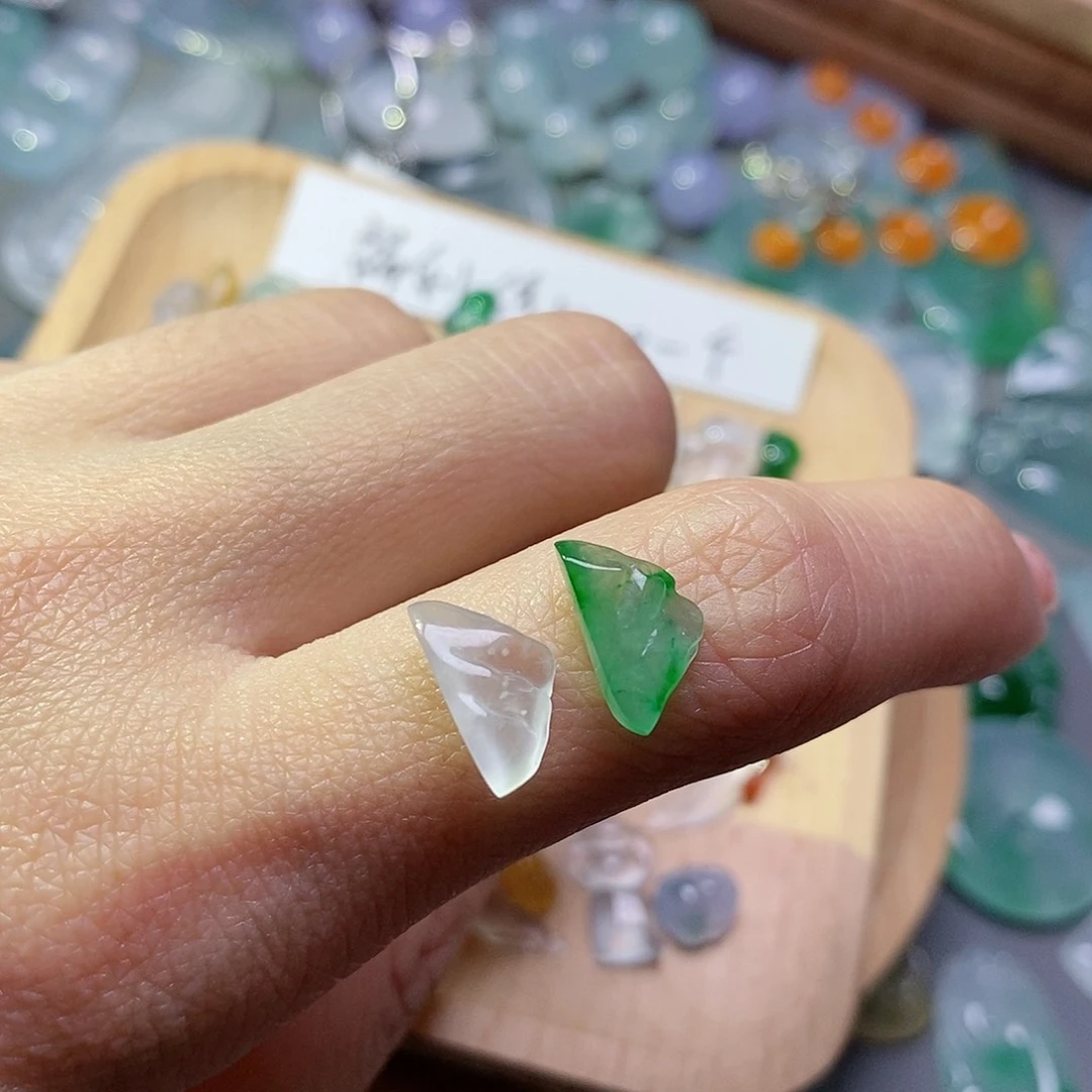 翡翠颈饰未镶嵌放****咪翡翠