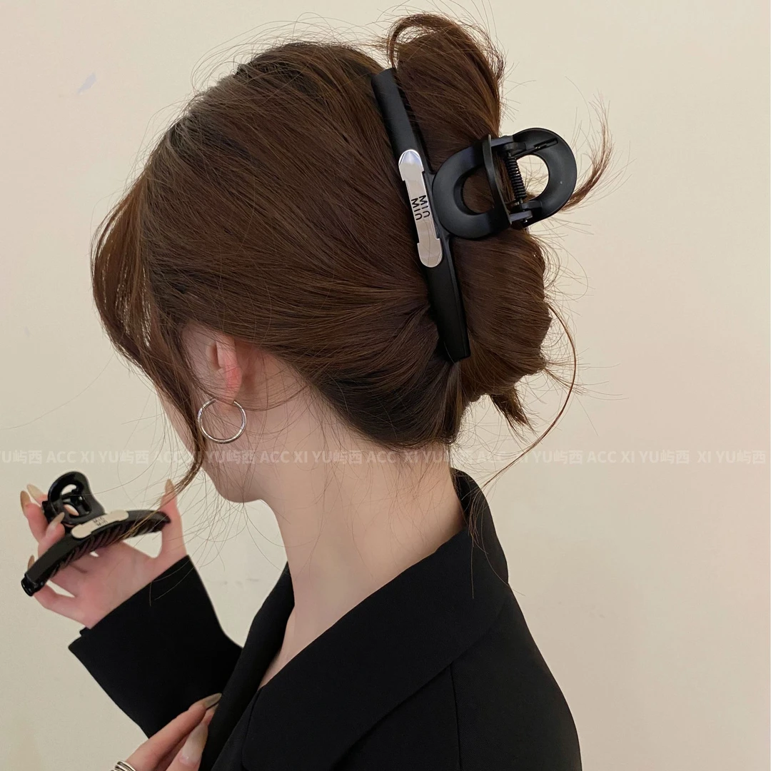 韩版小众ins字母发夹女新款高级感后脑勺抓夹盘发鲨鱼夹简约发饰