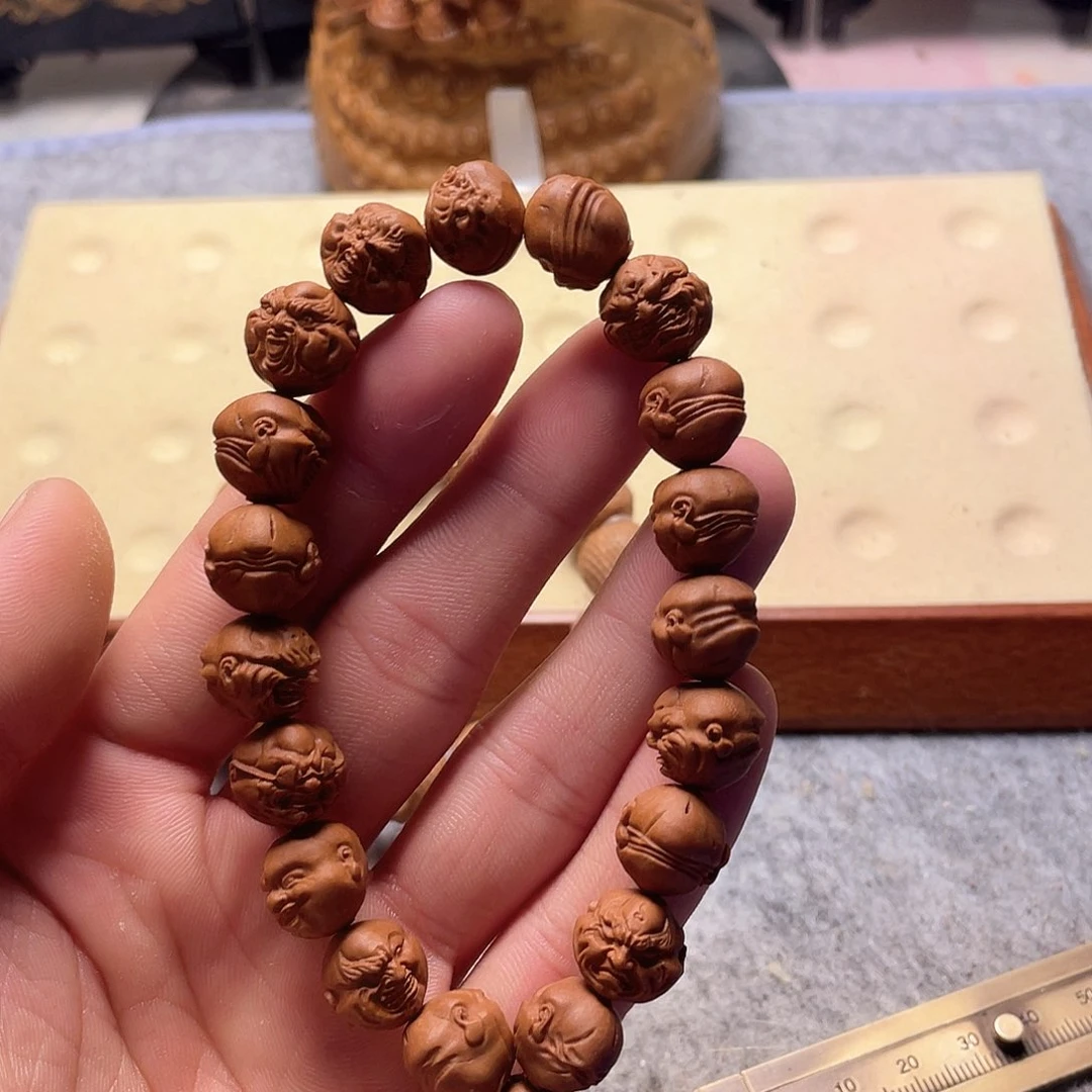 龙纹桃核雕刻恶僧