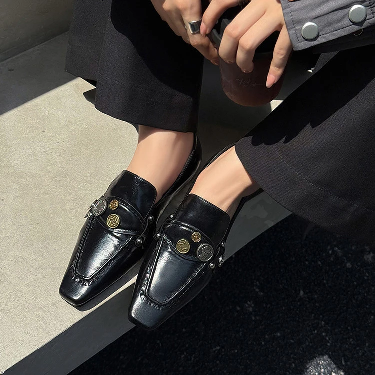 轻奢鞋子2025春季新款勋章铆钉方头手工真皮时尚软面豆豆鞋单鞋女