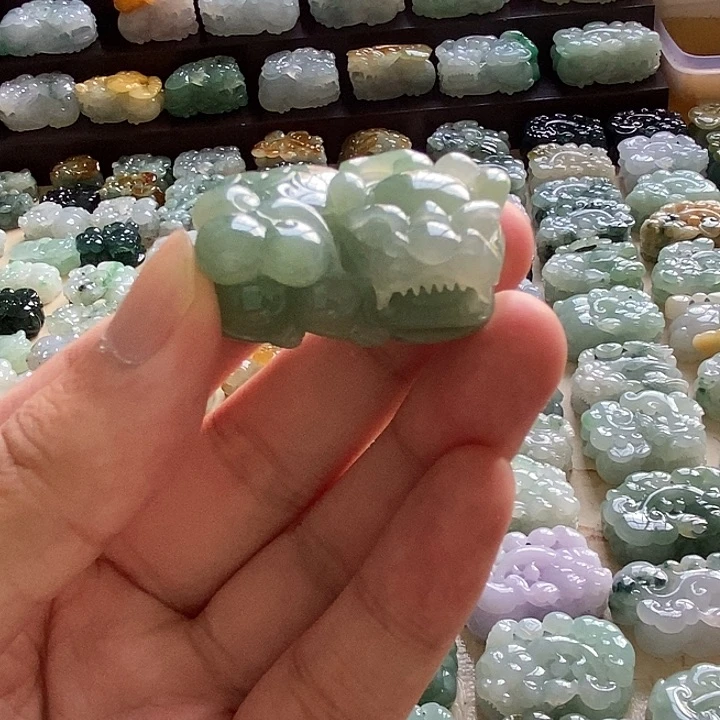 翡翠未镶嵌颈饰貔貅