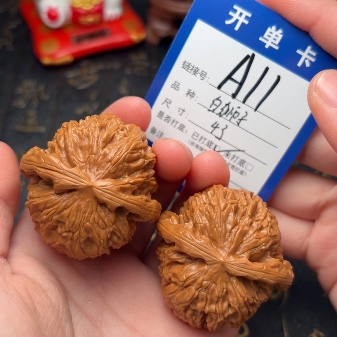 文玩核桃吊坠白狮子