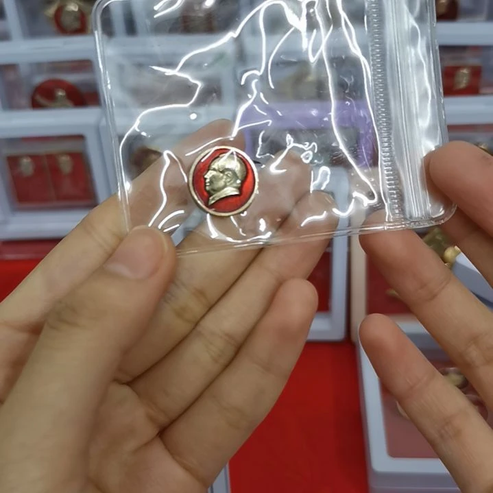 其他普通金属沙*暴红藏纪念像章1枚