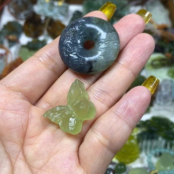 未镶嵌蛇纹石玉吊坠