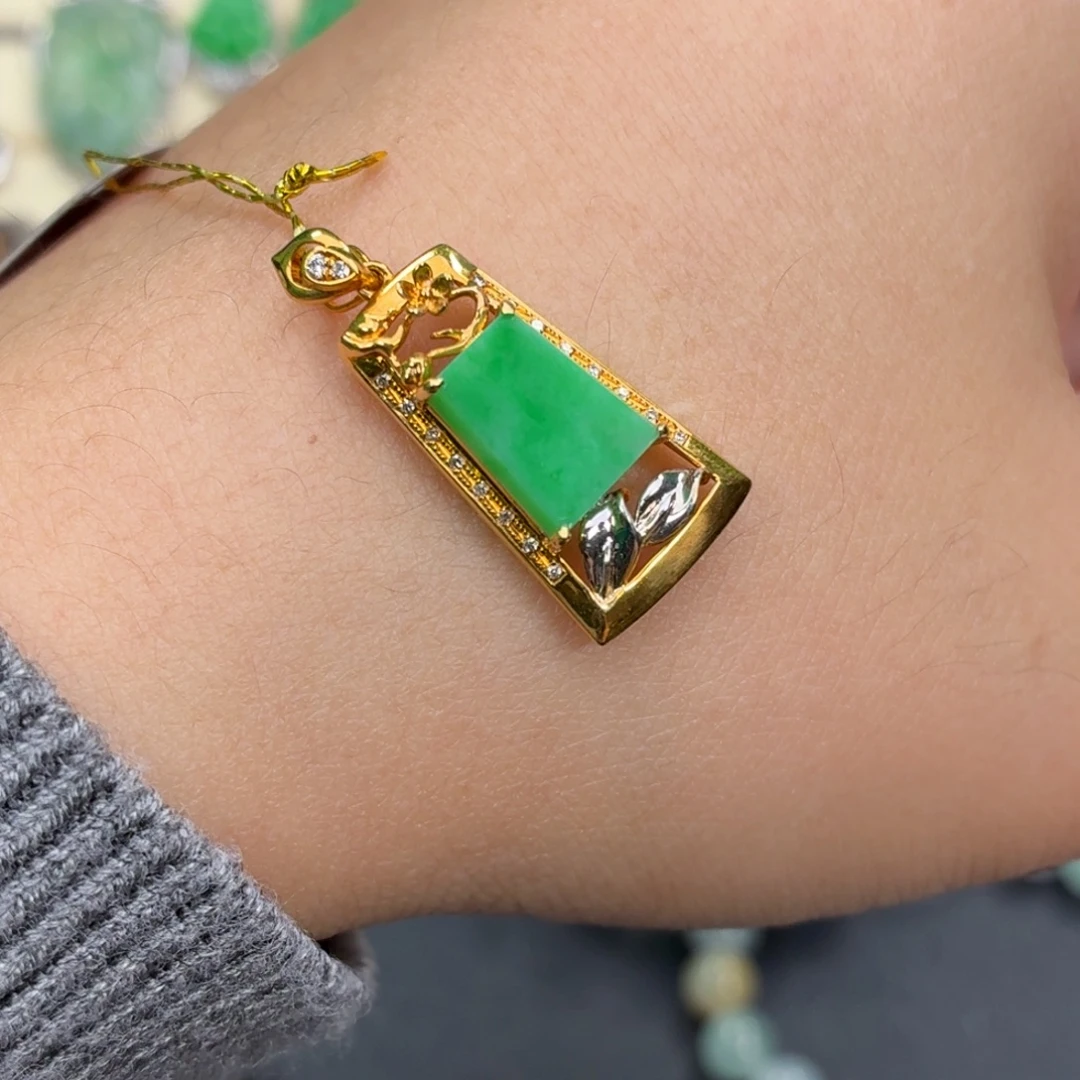 翡翠18K金镶嵌颈饰