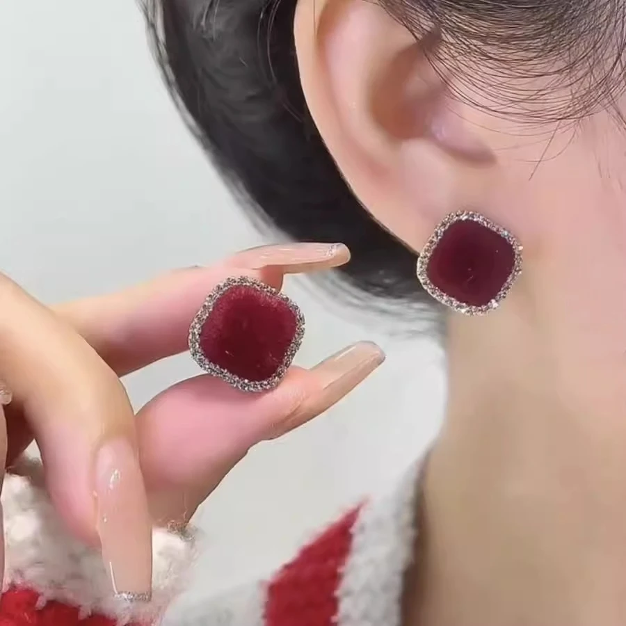 铜合金耳饰 新年酒红色植绒方形耳钉女款秋冬轻奢高级感耳环耳饰