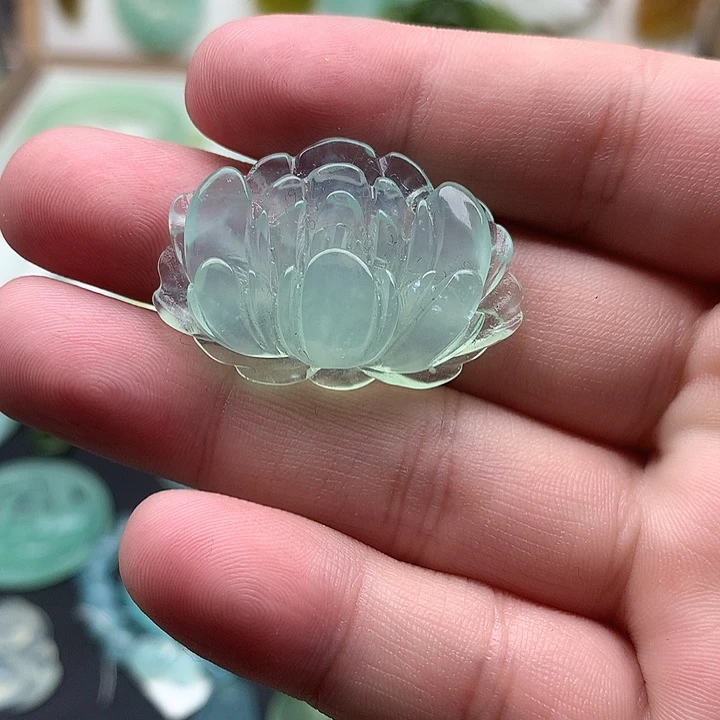 岫玉未镶嵌颈饰牡丹花