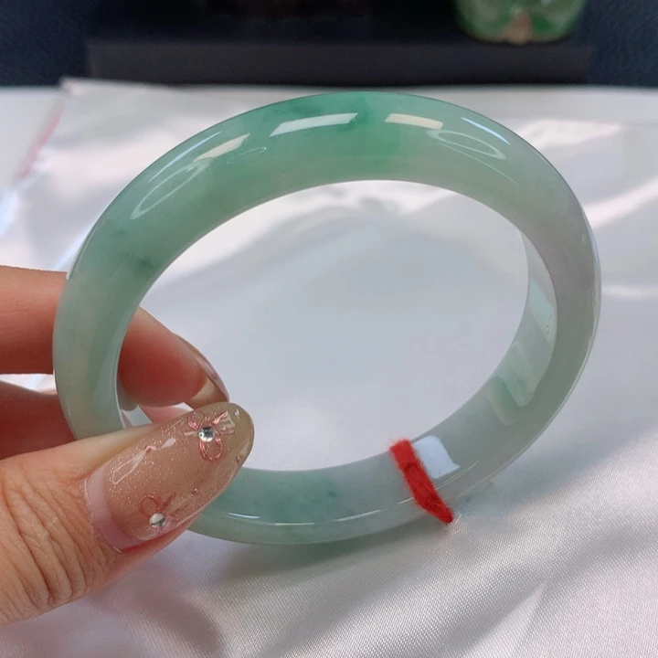 翡翠手镯未镶嵌56圈