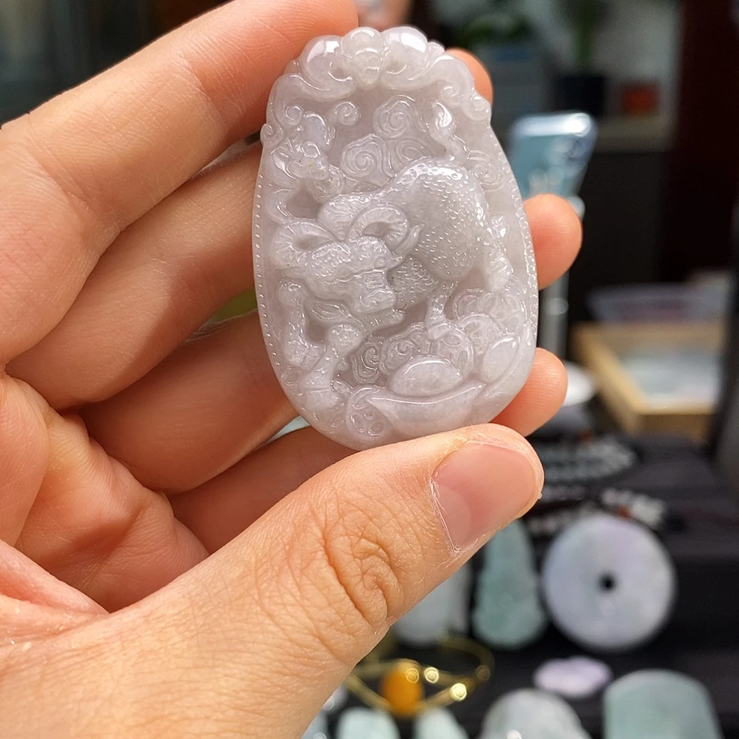 翡翠未镶嵌颈饰牛