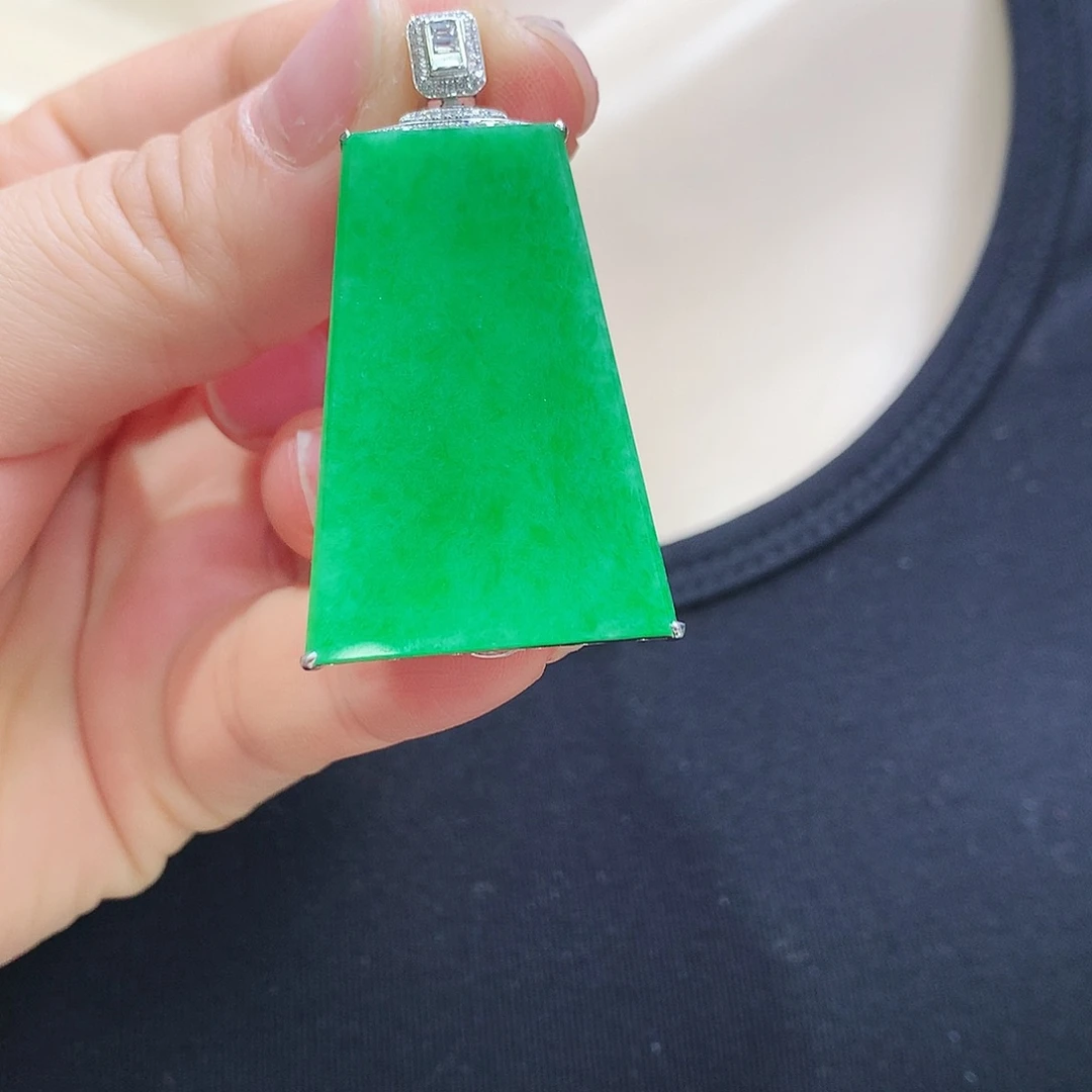 翡翠颈饰18K金镶嵌无事牌