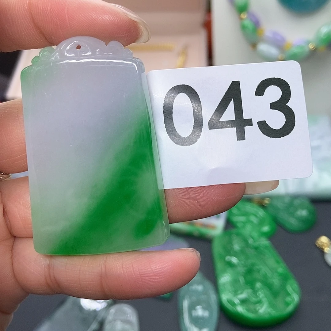 翡翠吊坠(赠链)未镶嵌