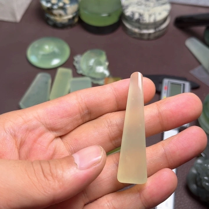 未镶嵌蛇纹石玉颈饰
