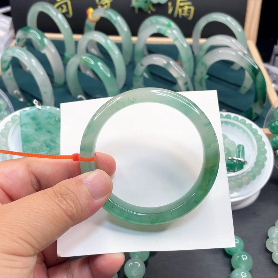 小***阮石英质玉未镶嵌手镯