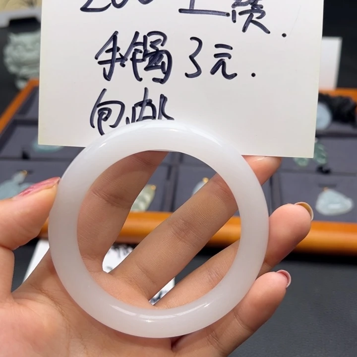 翡翠未镶嵌颈饰手镯