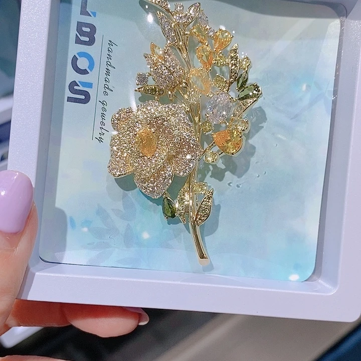 锆石铜合金玫瑰花胸针