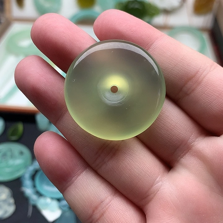 岫玉未镶嵌颈饰平安扣