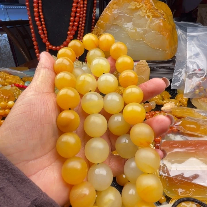 未镶嵌石英质玉（黄龙玉）颈饰