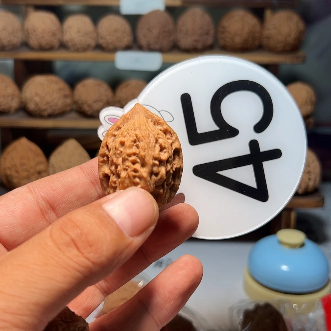 小**?文玩核桃，白色45号