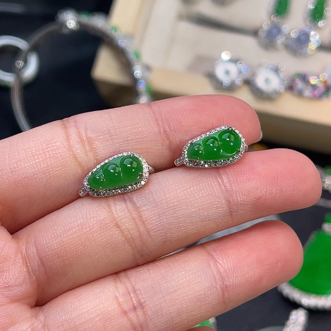 翡翠18K金镶嵌耳饰阳绿福豆