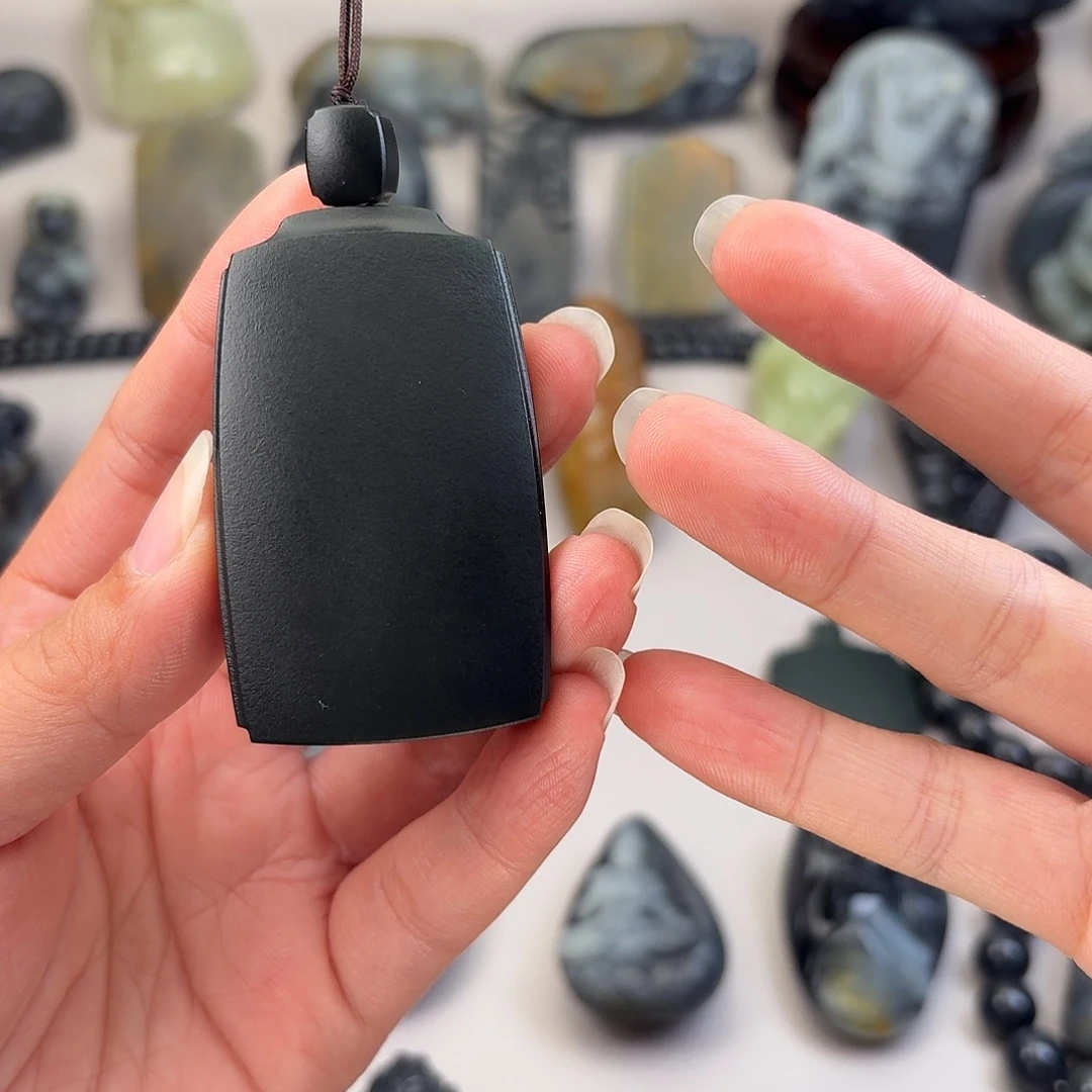 朱***侠和田玉未镶嵌颈饰