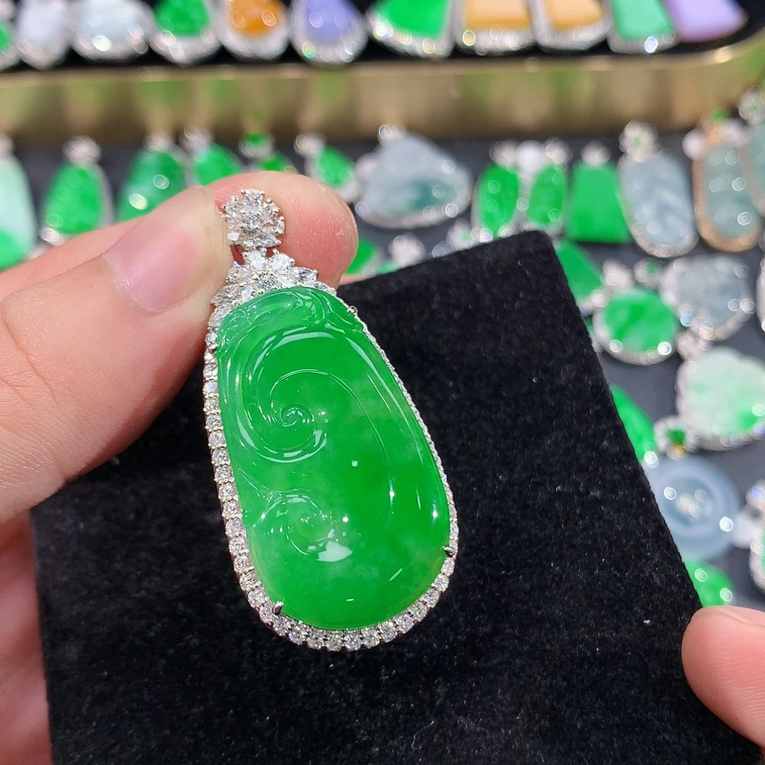 翡翠18K金镶嵌颈饰