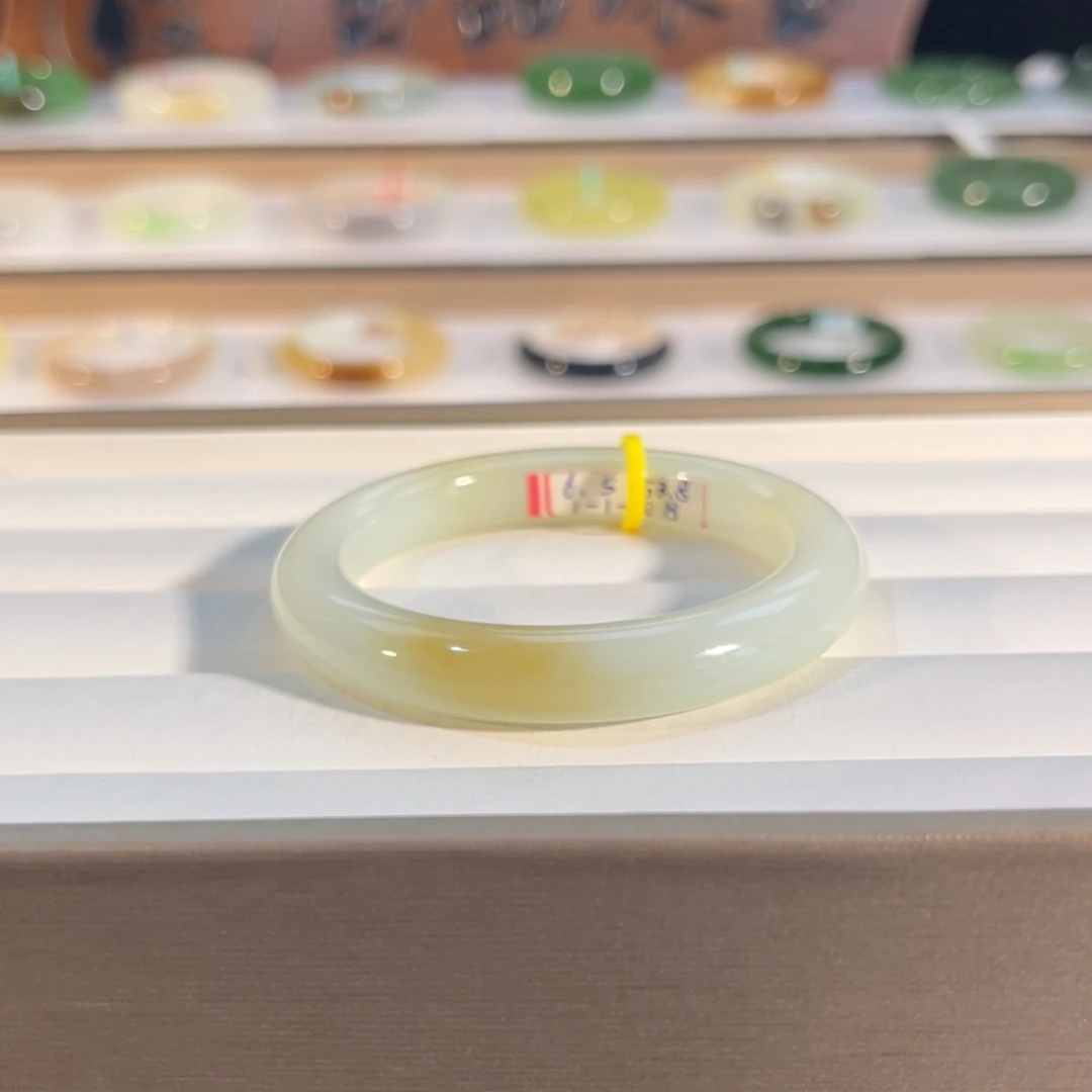 佩***圆和田玉未镶嵌手镯