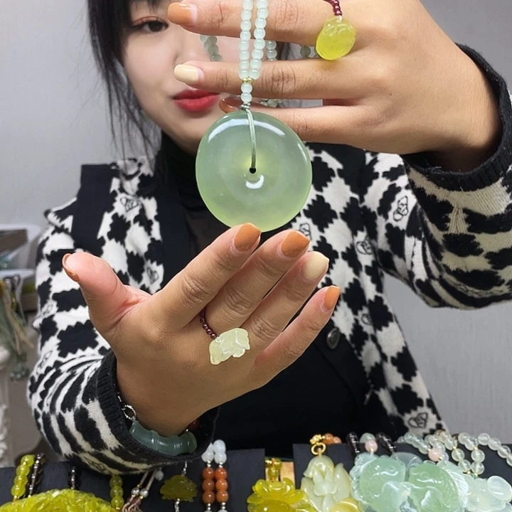 蛇纹石玉未镶嵌颈饰