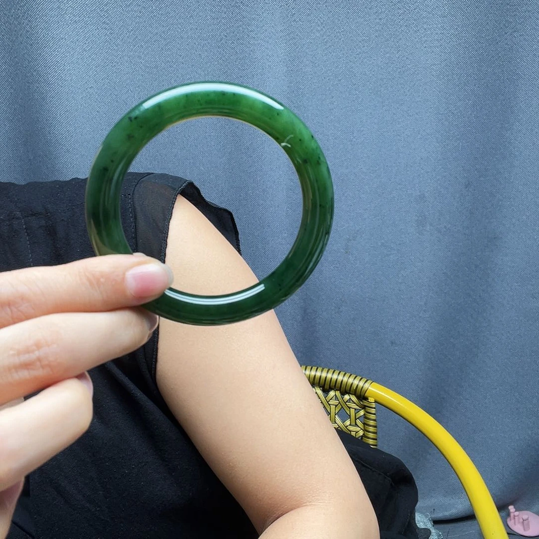 小***九和田玉未镶嵌手镯