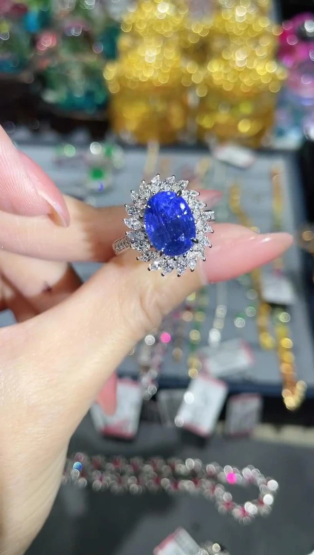 18K金镶嵌天然无烧蓝宝石戒指