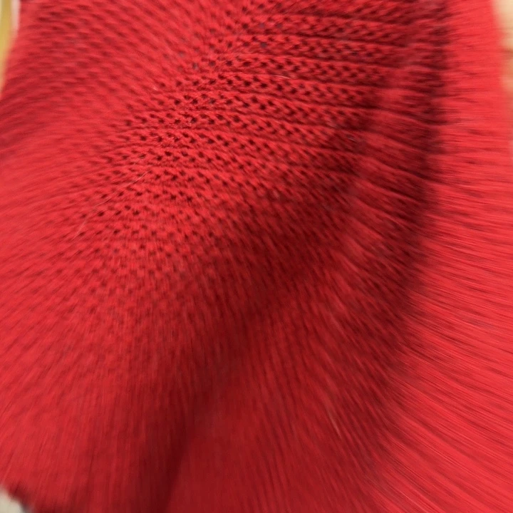 红色套装和白色小礼服的造型非常酷