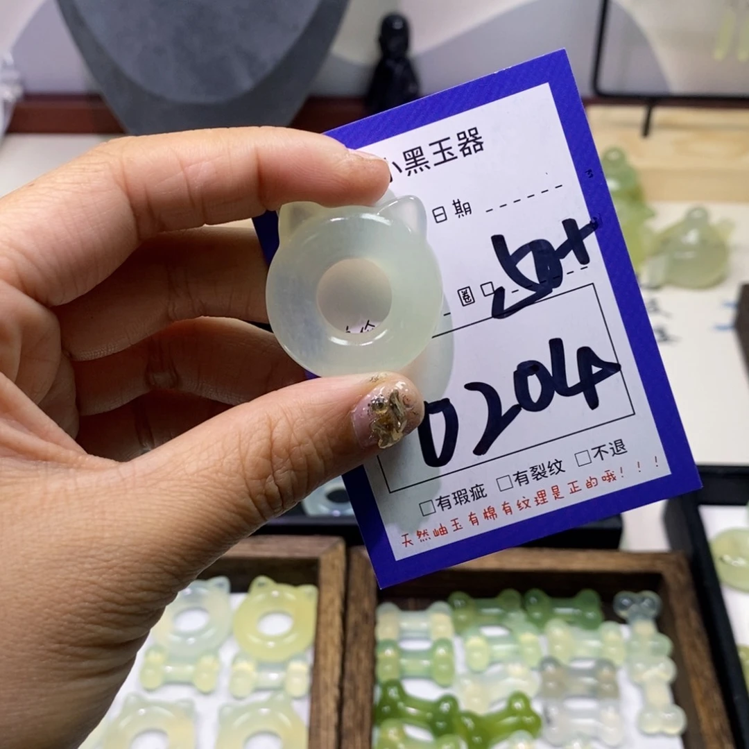 蛇纹石玉颈饰未镶嵌好*。