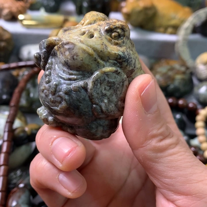 未镶嵌岫岩河磨玉（透闪石质玉）把件