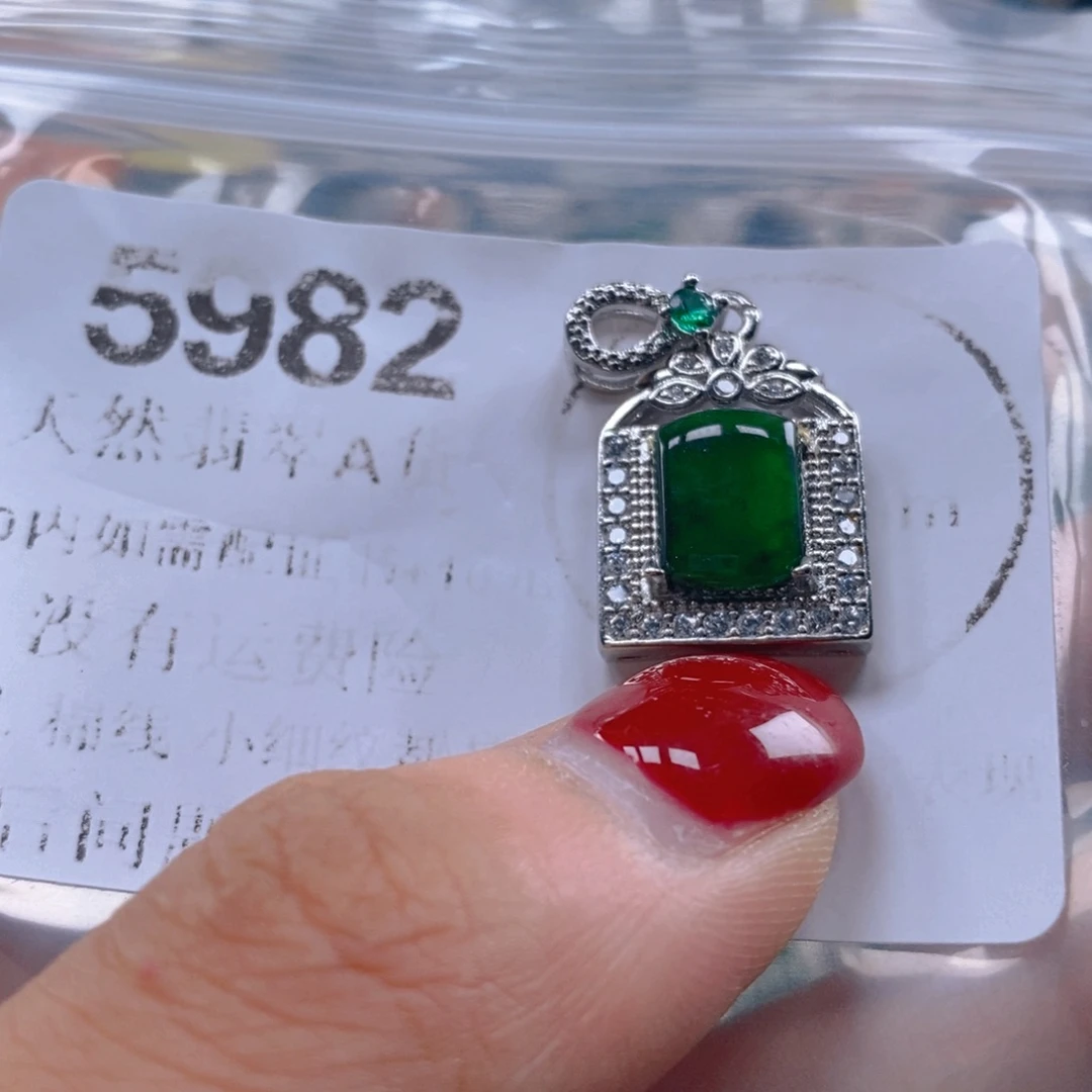 吊坠(不含链)未镶嵌翡翠