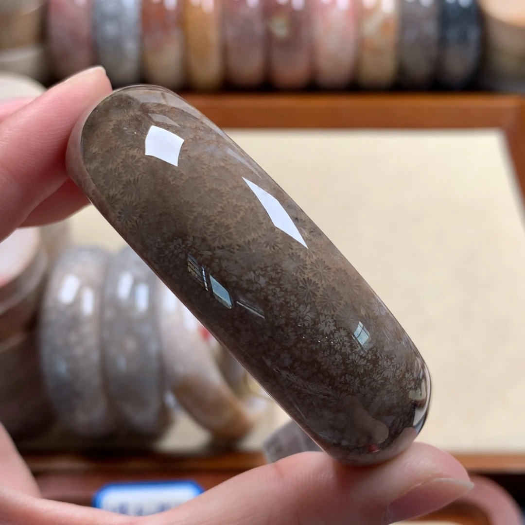 未镶嵌黑枫叶54.6圈口漏500/个。26硅化珊瑚（珊瑚玉）