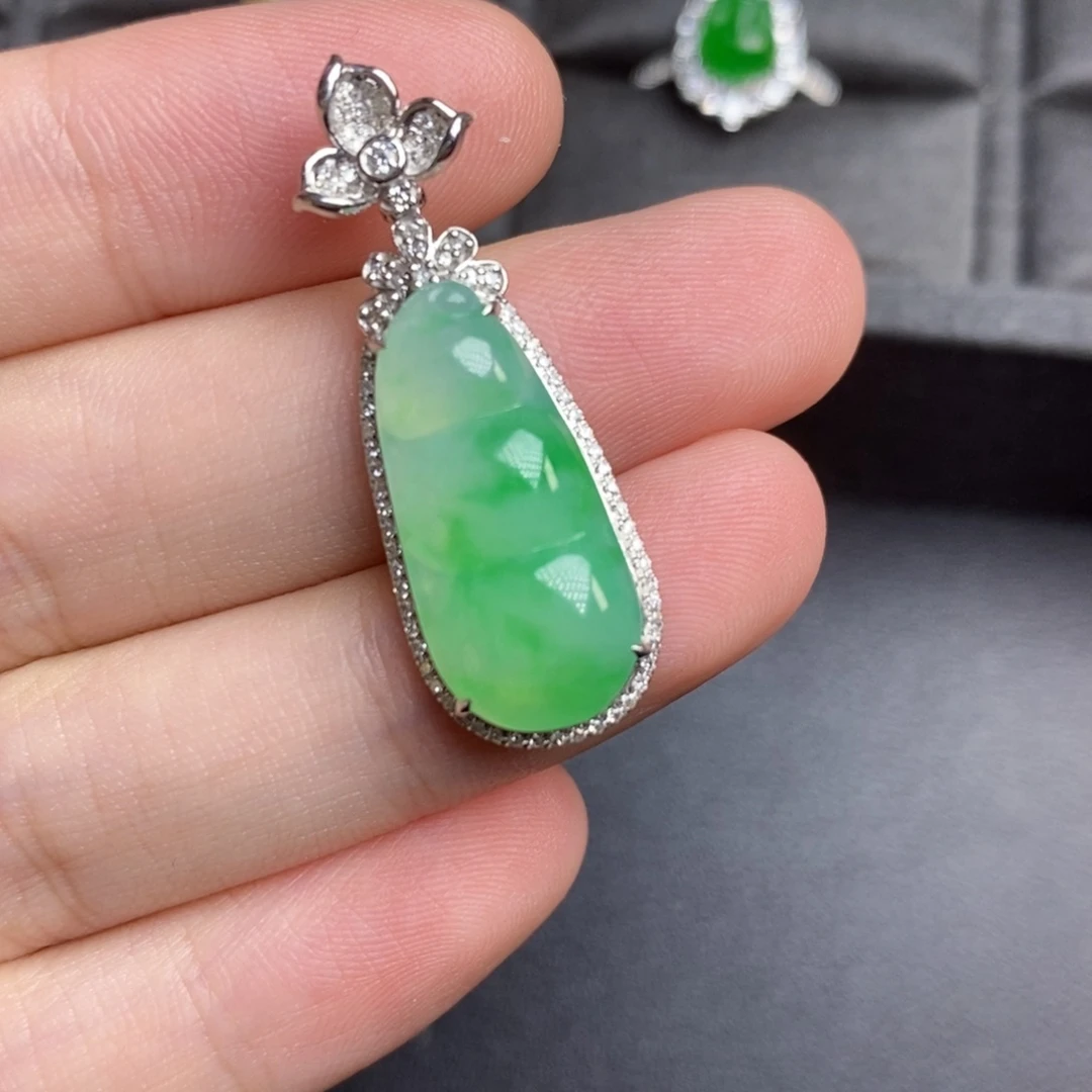 翡翠18K金镶嵌颈饰18Ｋ金豆子吊坠