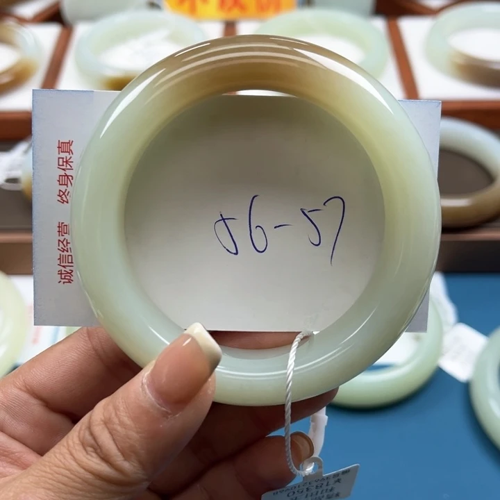 和田玉手镯未镶嵌?**?