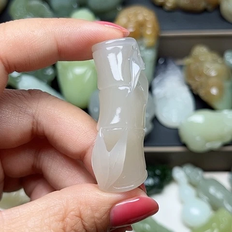 和田玉未镶嵌颈饰龍**神