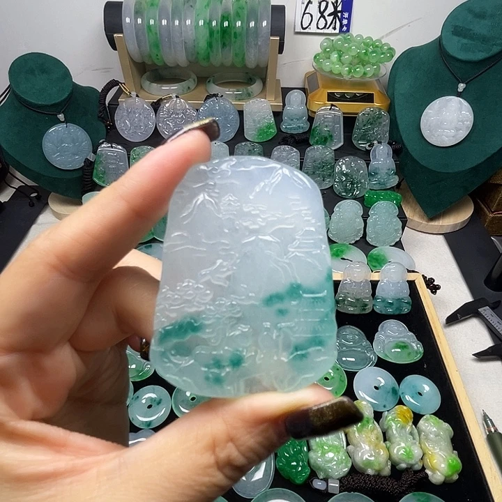 翡翠未镶嵌颈饰山水