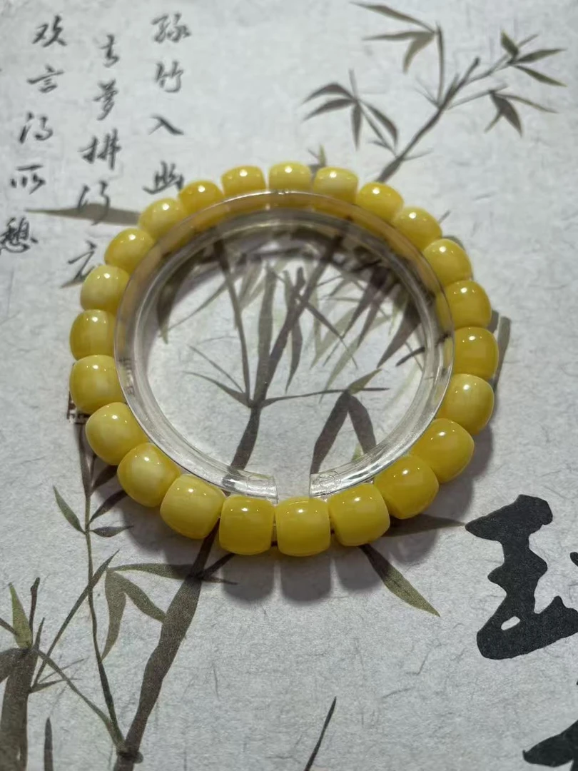 w009藏族精工打磨精美黄带花手串7*8