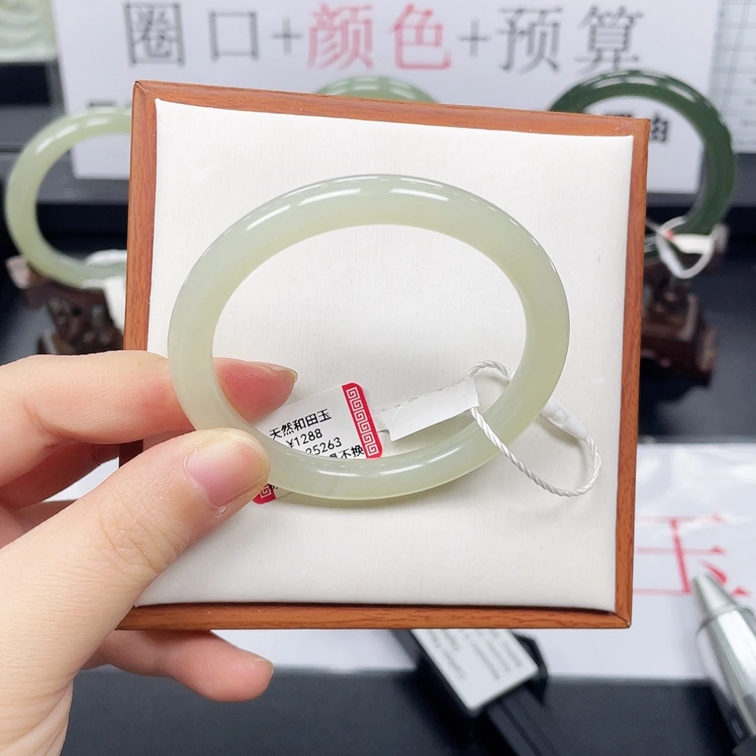 和田玉未镶嵌手镯