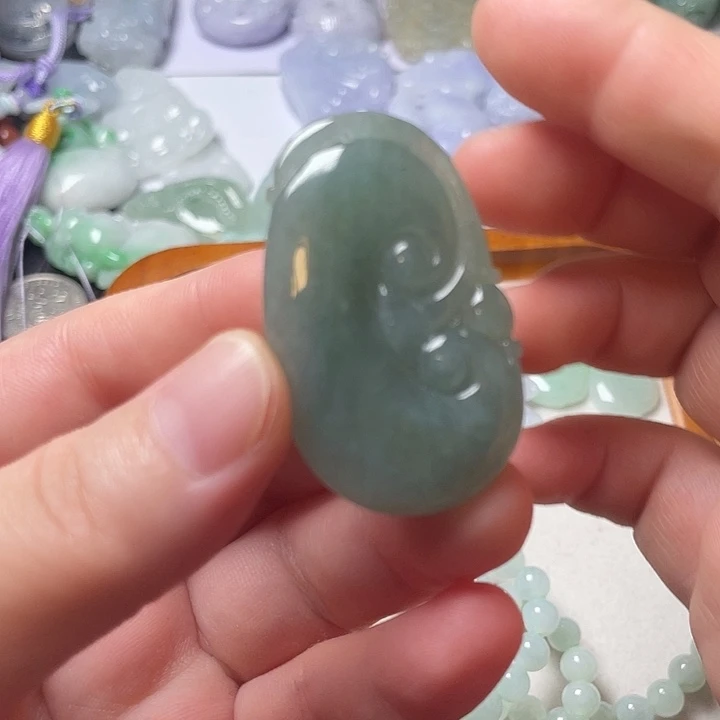 翡翠未镶嵌颈饰如意