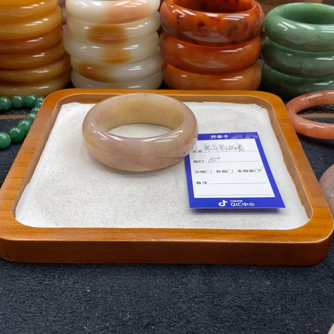 累***着石英岩玉未镶嵌手镯（圆镯）