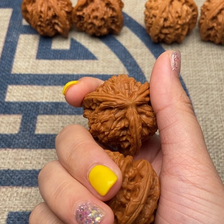 摆***子文玩核桃吊坠白狮子