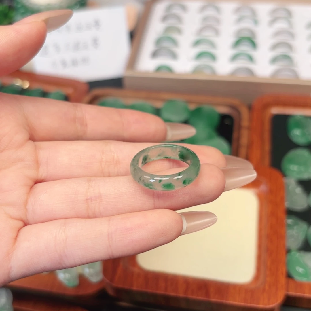 ꧁***꧂石英质玉（非洲翠）未镶嵌颈饰