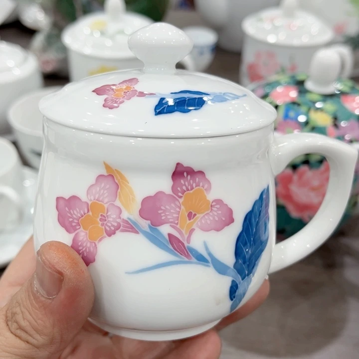 碟釉下五彩的瓷器和瓷器