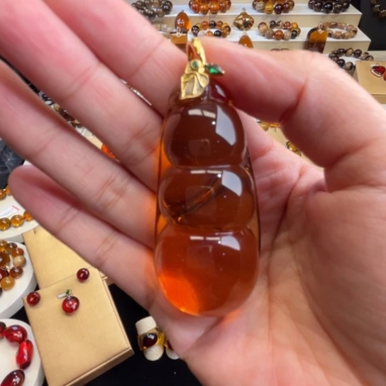 玉***缘琥珀18K金镶嵌裸石缅甸血红茶平安四季豆