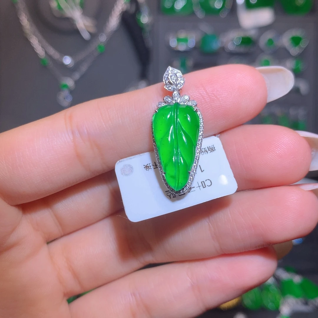 颈饰18K金镶嵌翡翠叶子