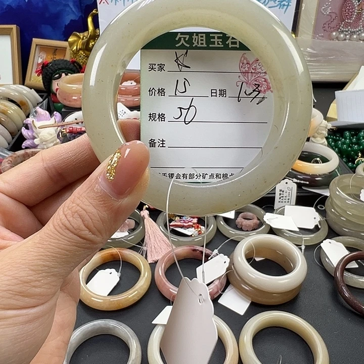 ****石英质玉未镶嵌手镯