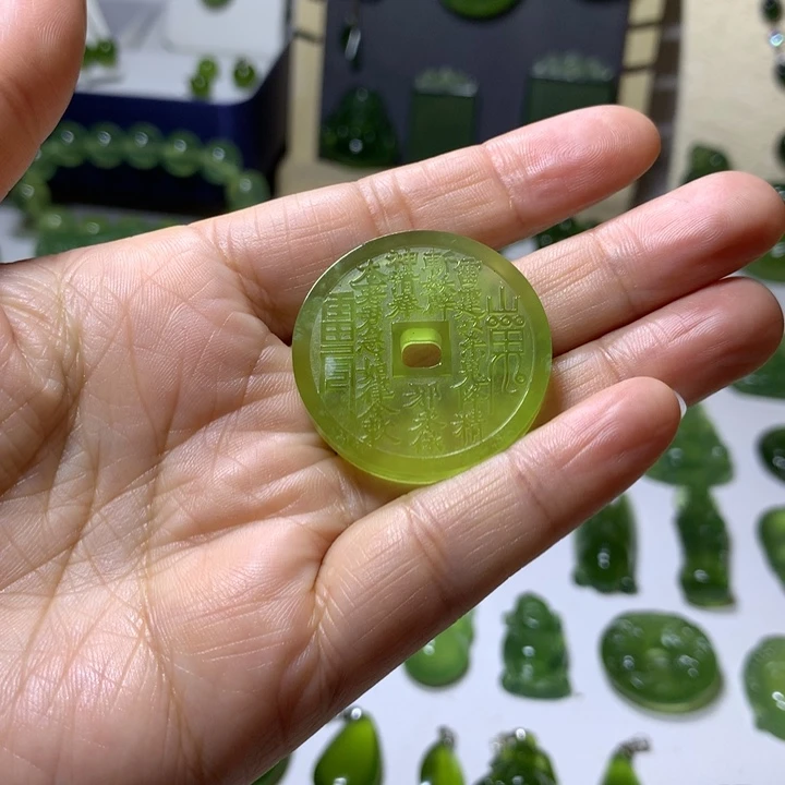 岫玉未镶嵌颈饰吊坠